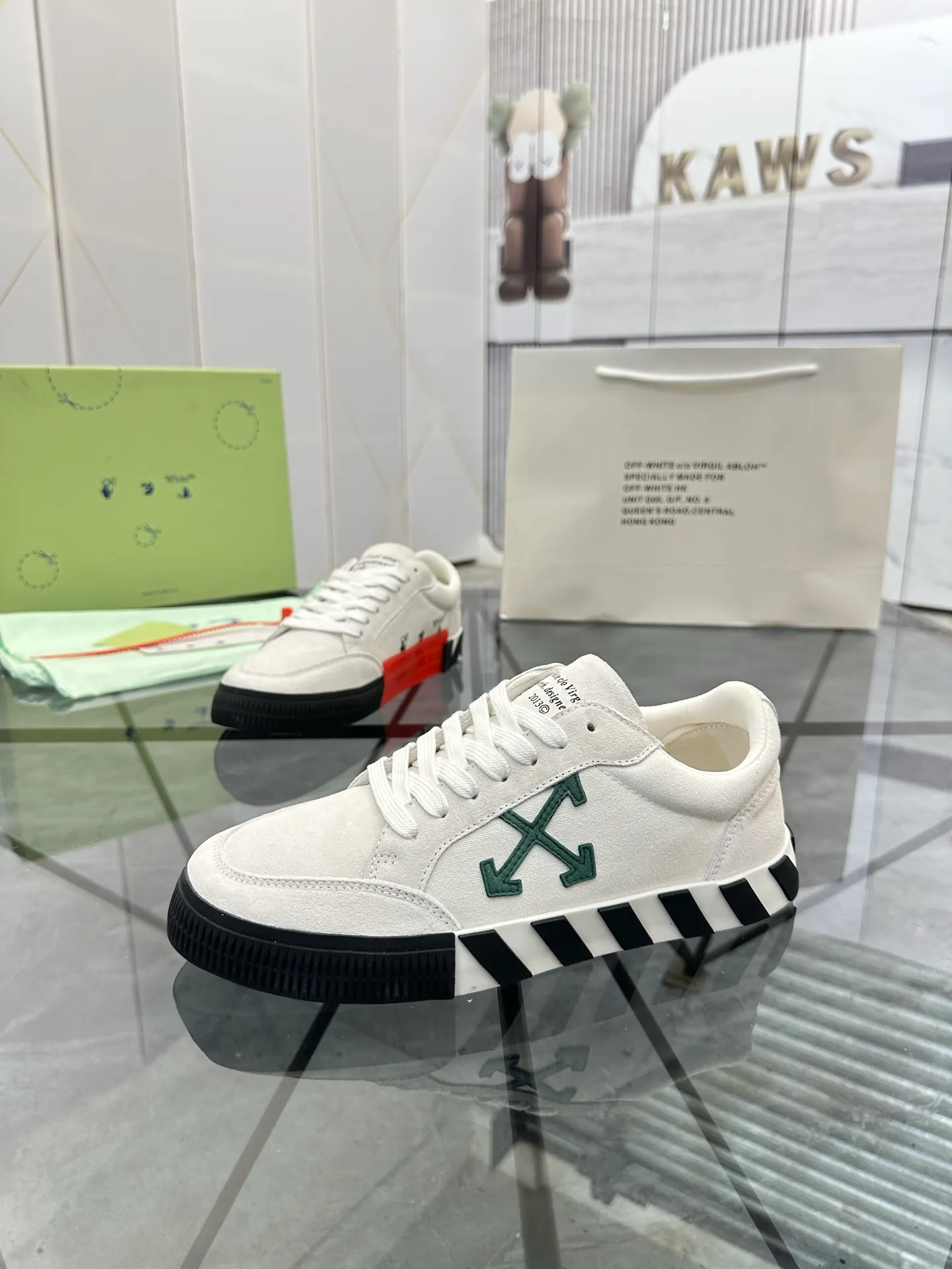 Selling men's shoes 💰: 💰P440¥ Product trademark: OFF WHITE * "OFF WHITE*" low-top casual shoes Regular size: 35-45 (can be customized to 46) Couple style Product materials: imported nubuck leather upper spliced ​​with original fabric, breathable lining, original outsole. No.: H203